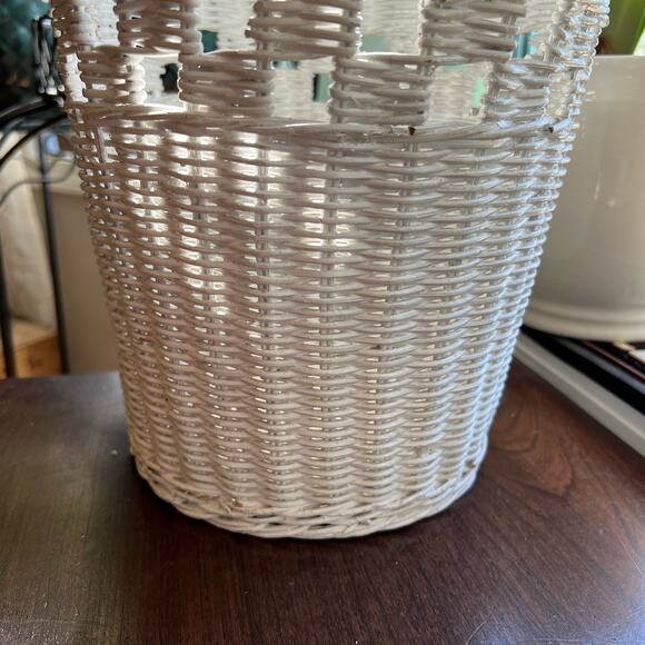 White Wicker Wastepaper Basket Trash Can Woven Shabby Chic Cottage Farmhouse Vtg - Picture 7 of 10